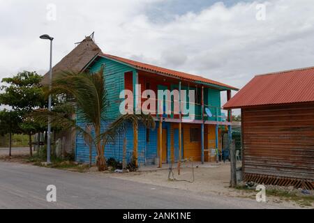 Petite ville balnéaire de Mahaual sur côte des Caraïbes Banque D'Images