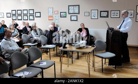 Le Dr Philip Nitschke directeur du groupe pro-euthanasie quitter lors d'une conférence internationale à Londres la promotion de la mort dans la dignité. Banque D'Images