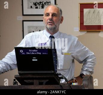 Le Dr Philip Nitschke directeur du groupe pro-euthanasie quitter lors d'une conférence internationale à Londres la promotion de la mort dans la dignité. Banque D'Images