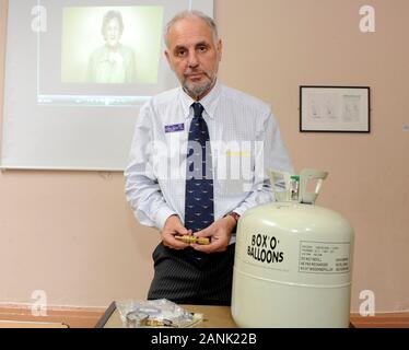 Le Dr Philip Nitschke directeur du groupe pro-euthanasie quitter lors d'une conférence internationale à Londres la promotion de la mort dans la dignité. Banque D'Images