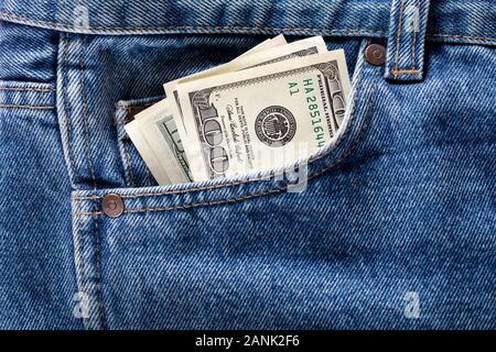 US dollar billets dans la poche avant gauche de blue-jeans. Concept d'économiser de l'argent ou des frais. Banque D'Images