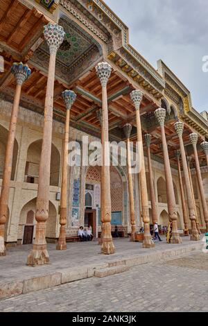 Colonnes d'Hovuz ou mosquée Bolo Bolo Hauz mosquée, Boukhara, Ouzbékistan, l'Asie centrale Banque D'Images