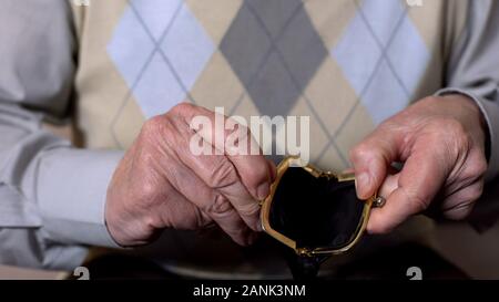 Man porte-monnaie vide montrant à la caméra, la pauvreté, les problèmes sociaux, close-up Banque D'Images