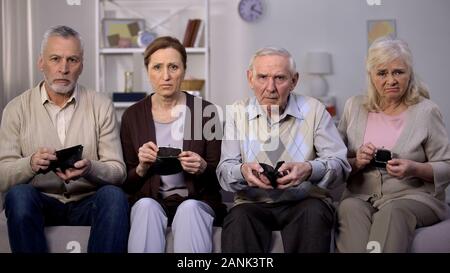 Triste peuple montrant des portefeuilles vides, appareil photo problème de pauvreté crise financière Banque D'Images