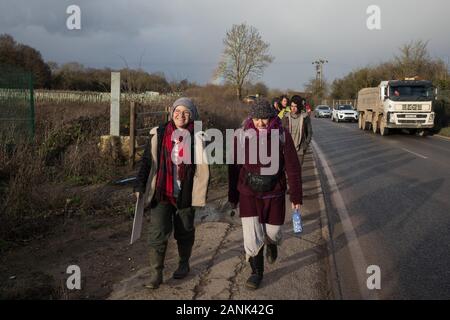 Au Harefield, UK. 17 janvier, 2020. Sarah Green (l) d'enregistrer Colne Valley conduit des militants de Stop HS2 et l'extinction de rébellion d'une visite guidée de sites où HS2 a détruit et a l'intention de détruire les arbres en début d'un "stand de trois jours pour protester contre l'arbre, dans la Colne Valley. L'événement a été programmé pour coïncider avec les travaux d'abattage par HS2 à côté du site d'arrêter HS2's Harvil Road camp de protection de la faune. 108 anciens bois sont définis pour être détruits par la liaison ferroviaire à grande vitesse. Credit : Mark Kerrison/Alamy Live News Banque D'Images