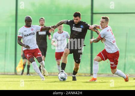 Amara Conde (Essen), Marco Djuricin (KSC) en duels avec Marco Kehl-Gomez (Essen) (de gauche) . GES/football/2. Bundesliga : Karlsruher SC - camp de formation, jeu d'essai KSC - Poste d'Essen, 17.01. Football/soccer 2020 : 2e Bundesliga : KSC camp d'entraînement, test match KSC - Poste d'Essen, Estepona, 17 janvier 2020 | dans le monde d'utilisation Banque D'Images