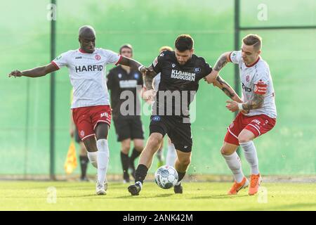 Amara Conde (Essen), Marco Djuricin (KSC) en duels avec Marco Kehl-Gomez (Essen) (de gauche) . GES/football/2. Bundesliga : Karlsruher SC - camp de formation, jeu d'essai KSC - Poste d'Essen, 17.01. Football/soccer 2020 : 2e Bundesliga : KSC camp d'entraînement, test match KSC - Poste d'Essen, Estepona, 17 janvier 2020 | dans le monde d'utilisation Banque D'Images