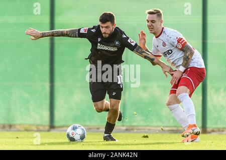 Marco Djuricin (KSC) en duels avec Marco Kehl-Gomez (Essen). GES/football/2ème Bundesliga : Karlsruher SC - camp de formation, jeu d'essai KSC - Poste d'Essen, 17.01.2020 Football/soccer : 2ème Bundesliga : KSC camp d'entraînement, test match KSC - Poste d'Essen, Estepona, 17 janvier 2020 | dans le monde d'utilisation Banque D'Images