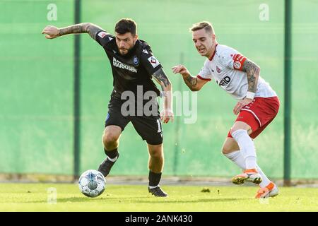 Marco Djuricin (KSC) en duels avec Marco Kehl-Gomez (Essen). GES/football/2ème Bundesliga : Karlsruher SC - camp de formation, jeu d'essai KSC - Poste d'Essen, 17.01.2020 Football/soccer : 2ème Bundesliga : KSC camp d'entraînement, test match KSC - Poste d'Essen, Estepona, 17 janvier 2020 | dans le monde d'utilisation Banque D'Images