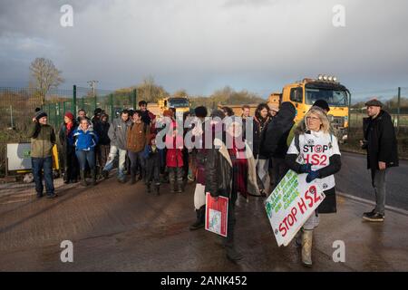 Au Harefield, UK. 17 janvier, 2020. Sarah Green (portant des chapeaux gris) d'enregistrer Colne Valley conduit des militants de Stop HS2 et l'extinction de rébellion d'une visite guidée de sites où HS2 a détruit et a l'intention de détruire les arbres en début d'un "stand de trois jours pour protester contre l'arbre, dans la Colne Valley. L'événement a été programmé pour coïncider avec les travaux d'abattage par HS2 à côté du site d'arrêter HS2's Harvil Road camp de protection de la faune. 108 anciens bois sont définis pour être détruits par la liaison ferroviaire à grande vitesse. Credit : Mark Kerrison/Alamy Live News Banque D'Images