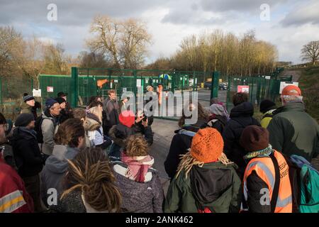 Au Harefield, UK. 17 janvier, 2020. Sarah Green de Save Colne Valley conduit des militants de Stop HS2 et l'extinction de rébellion d'une visite guidée de sites où HS2 a détruit et a l'intention de détruire les arbres en début d'un "stand de trois jours pour protester contre l'arbre, dans la Colne Valley. L'événement a été programmé pour coïncider avec les travaux d'abattage par HS2 à côté du site d'arrêter HS2's Harvil Road camp de protection de la faune. 108 anciens bois sont définis pour être détruits par la liaison ferroviaire à grande vitesse. Credit : Mark Kerrison/Alamy Live News Banque D'Images