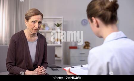 Femme triste à la jeune médecin, se sentir contrarié de mauvais diagnostic, santé Banque D'Images