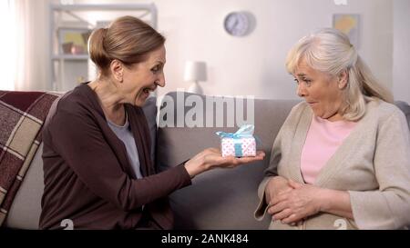 Caring woman giving, ami de coffret surprise fête des mères, cadeau d'anniversaire Banque D'Images