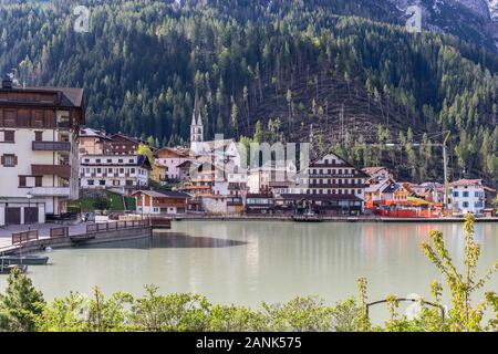 Le lac d'Alleghe et ville, Dolomites, Italie Banque D'Images