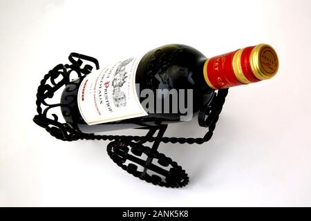 Porte-bouteille de vin en fonte et une bouteille de Cabernet Sauvignon Prestige Bordeaux Calvet Banque D'Images