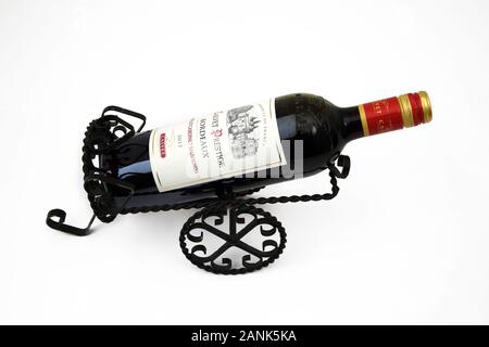 Porte-bouteille de vin en fonte et une bouteille de Cabernet Sauvignon Prestige Bordeaux Calvet Banque D'Images