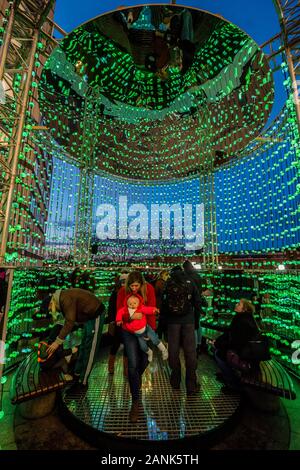 Canary Wharf, London, UK. 17 Jan 2020. Idem par Studio Ithaca - Feux d'hiver revient pour une sixième année à Canary Wharf avec plus de 25 installations. Il met en valeur l'art de la lumière et des installations interactives par certains des artistes les plus novateurs du monde entier travaillant dans l'art de la lumière aujourd'hui. Crédit : Guy Bell/Alamy Live News Banque D'Images