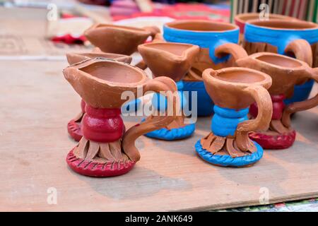 Les potsisolés d'argile traditionnelle artisanale indienne sur fond flou sont affichés dans une boutique de rue à vendre. Artisanat et art indiens Banque D'Images