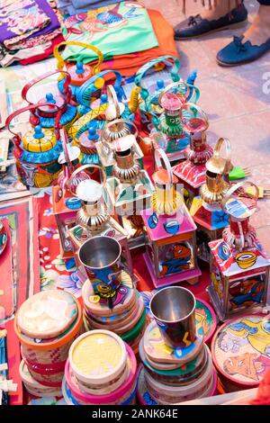 Des lanternes décoratives illuminées à la main isolées sur fond flou sont exposées dans un magasin de rue à la vente. Artisanat et art indiens Banque D'Images