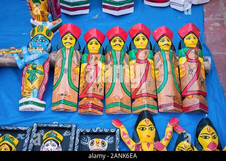 Jouets en bois artisanaux traditionnels indiens sont affichées dans une boutique de la rue pour la vente. Art et artisanat indien Banque D'Images