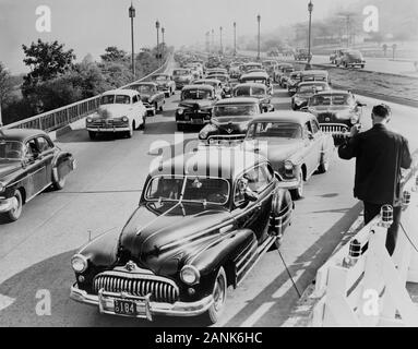 Les retards dans la construction de la route de la circulation sur la route à côté de l'Ouest 79e Rue, New York City, New York, USA, photo de Al Ravenne, 1951 Banque D'Images