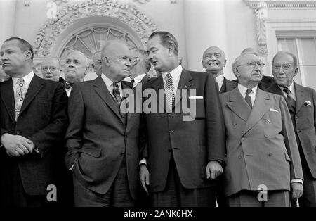 Le président américain Dwight D. Eisenhower debout avec Lyndon B. Johnson (au centre), John Foster Dulles (à droite) et d'autres invités, au cours du déjeuner bipartite, Maison Blanche, Washington, D.C., USA, photo de Thomas J. O'Halloran, le 31 mars 1955 Banque D'Images