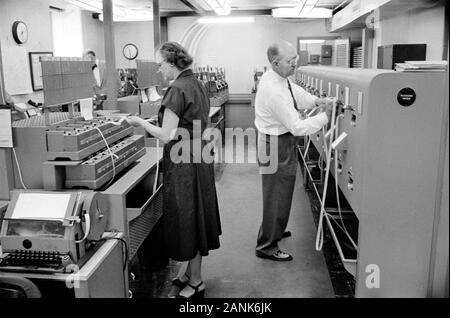 Deux employés du département d'État dans la salle de télécommunications Communications Center, Washington, D.C., USA, photo de Thomas J. O'Halloran, Mai 1956 Banque D'Images