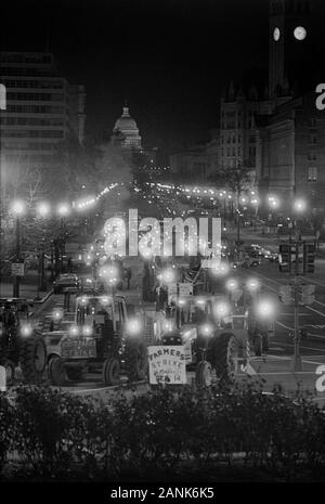 Les agriculteurs commencent à frapper à minuit le 14 décembre en conduisant leurs tracteurs jusqu'Pennsylvania Avenue, Washington, D.C., USA, photo de Thomas J. O'Halloran, Décembre 14, 1977 Banque D'Images