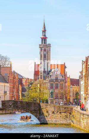 Bruges, Belgique - 10 Avril 2016 : Panorama avec canal, Jan van Eyck Square et bv tower Banque D'Images