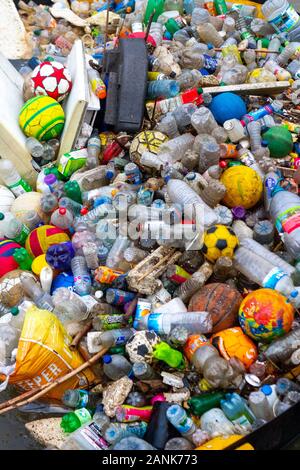 Que la pollution des déchets flottants en plastique Banque D'Images