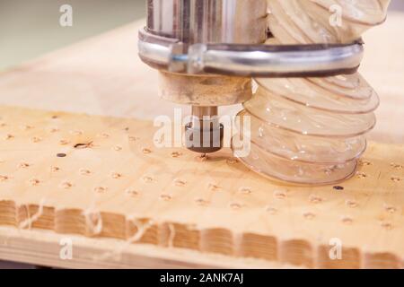 Une mouture de planche de bois. Traitement des panneaux de bois sur les machines de fraisage CNC coordonner. Machine à bois CNC. Banque D'Images