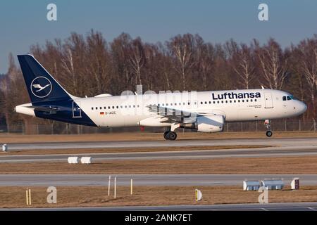 Munich, Allemagne - le 16 janvier 2020 : Lufthansa Airbus A320 avion à l'aéroport de Munich (MUC) en Allemagne. Airbus est un constructeur aéronautique de Toulous Banque D'Images