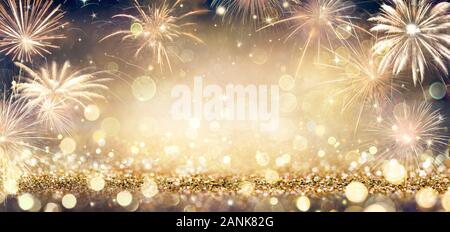 Golden Glitter Contexte Avec Feux D'Artifice Dans La Nuit Banque D'Images