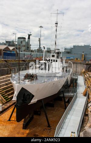 Le 6 juin 2015 Le HMS Bluebell une première guerre mondiale, la Marine royale des mines sur le sloop voir avec un camouflage en cale sèche dans le port de Portsmouth avec un mode Banque D'Images