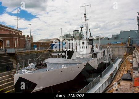 Le 6 juin 2015 Le HMS Bluebell une première guerre mondiale, la Marine royale des mines sur le sloop voir avec un camouflage en cale sèche dans le port de Portsmouth avec un mode Banque D'Images