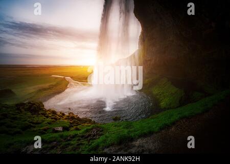 Vue parfaite de la célèbre cascade de Seljalandsfoss puissant dans la lumière du soleil. Scène magnifique et spectaculaire. Attraction touristique populaire. Emplacement Placez l'Islande, Banque D'Images