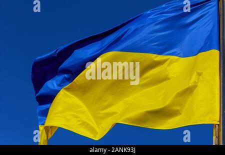 Ukrainian national les drapeaux sur hampes un bleu et jaune contre un ciel bleu Banque D'Images