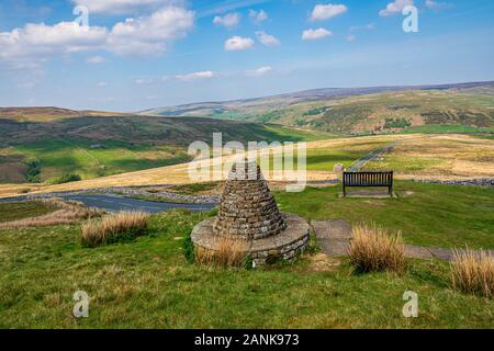 Un banc avec une vue, vu à l'Buttertubs Pass (Cliff Gate Rd) près de Mickfield, North Yorkshire, England, UK Banque D'Images