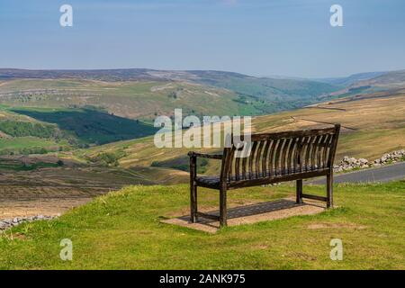 Un banc avec une vue, vu à l'Buttertubs Pass (Cliff Gate Rd) près de Mickfield, North Yorkshire, England, UK Banque D'Images