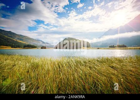 Étang Champfer Azure est un endroit unique sur la terre. Jour pittoresque et magnifique scène. Silvaplana emplacement village, Alpes Suisses, Maloja, en Europe. Merveilleux Banque D'Images