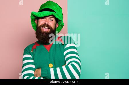 Elf barbu. Carnaval d'hiver. St Patricks day. Hipster avec barbe portant costume vert pour partie. Cheerful man célébrer maison de vacances. Lutin de Noël. Concept Elf. Traditions ou coutumes. De joie. Banque D'Images