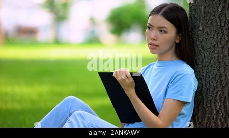 Femme artiste créatif dimensions à l'extérieur, travaillant à l'université et projet Banque D'Images