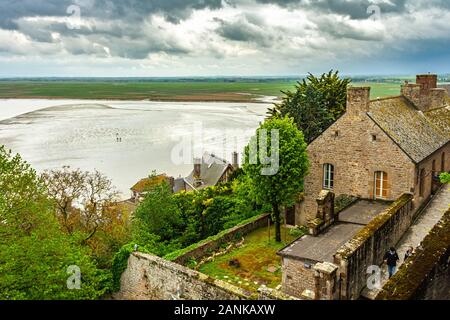 Inondations dues aux marées au Mont Saint Michel.Normandie, France Banque D'Images