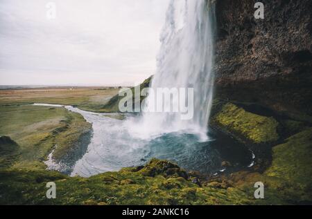 Vue parfaite de la célèbre cascade de Seljalandsfoss puissant dans la lumière du soleil. Scène magnifique et spectaculaire. Emplacement Placez l'Islande, les visites touristiques en Europe. Mon appartement domotique Banque D'Images