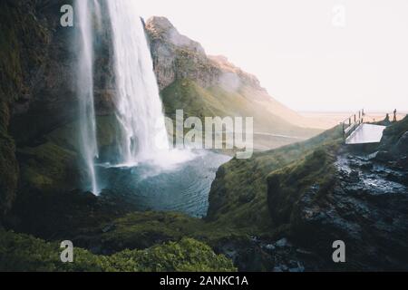 Vue parfaite de la célèbre cascade de Seljalandsfoss puissant dans la lumière du soleil. Scène magnifique et spectaculaire. Emplacement Placez l'Islande, les visites touristiques en Europe. Mon appartement domotique Banque D'Images