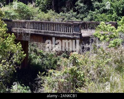 Les restes d'un pont ferroviaire en béton utilisé dans la 2ème Guerre mondiale Banque D'Images