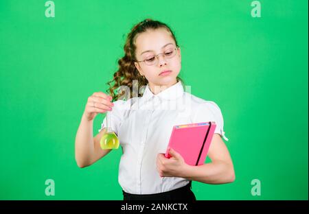 Les mesures de sécurité. Petit enfant de l'étude. Leçon de chimie. L'expérience éducative. Relations sérieuses in chimie. Jour des connaissances. Lycéenne avec des liquides chimiques. S'amuser avec la chimie. Concept de l'éducation. Banque D'Images