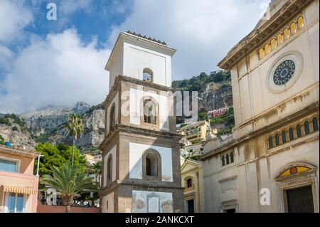 Vieille ville de Positano et clocher de l'église. Côte d'Amalfi, Italie. Banque D'Images