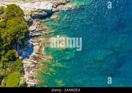 Rocky turquoise magnifique paysage marin. Vue aérienne de la plage de la mer ligure. Camogli près du Genova Banque D'Images