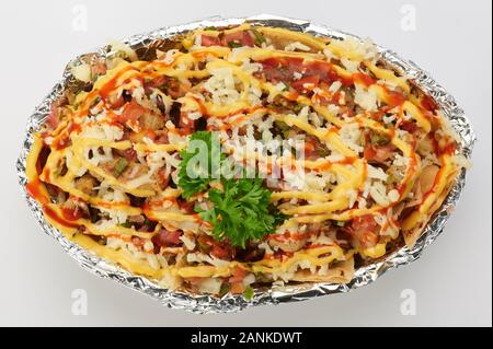 Frites mixtes avec du fromage au-dessus (top view isolated Banque D'Images